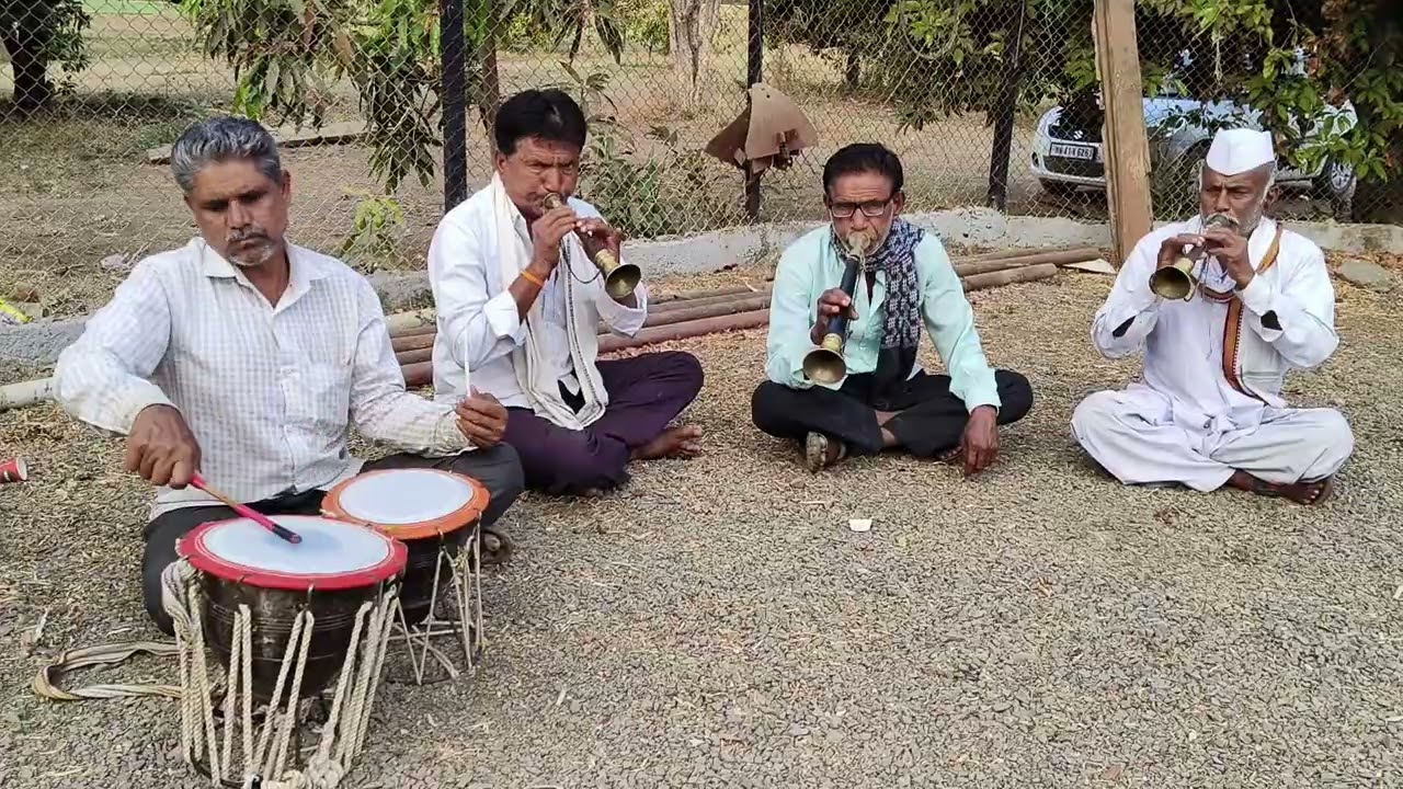 महाराष्ट्रातील लुप्त होत चाललेली एक लोककला म्हणजे सांबळ वाद्य