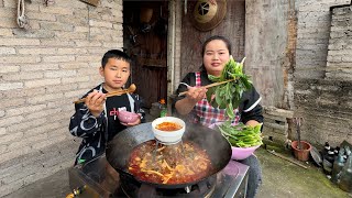 貴州獨有的火鍋蝦酸牛肉肥腸火鍋聞著上頭吃著居然這么香