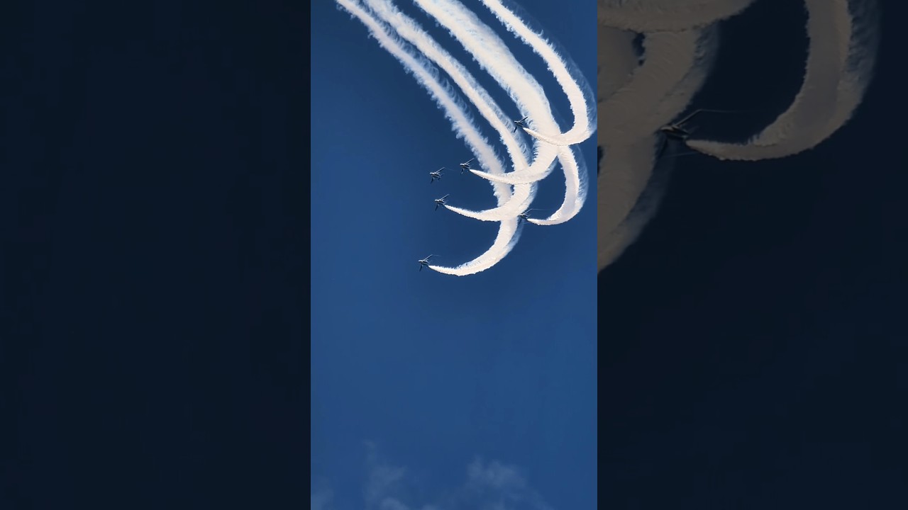 快晴の空に白いスモークが鮮やか！フェニックスループを行うブルーインパルス　#航空自衛隊 #ブルーインパルス