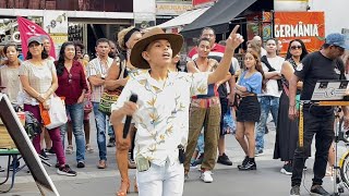 ESSE GAROTO ARRASTA UMA MULTIDÃO DE GENTE PRA OUVIR ELE CANTAR 🎤 NA AV PAULISTA SÃO PAULO