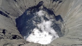 Menerbangkan drone ke Kawah Gunung Bromo