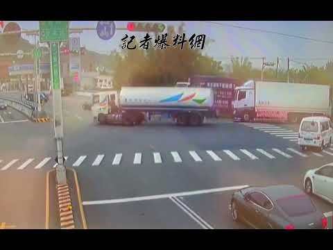 輪下驚魂  直行機車與右轉曳引車碰撞險被輾