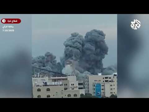 شاهد لحظة انهيار برج فلسطين وسط قطاع غزة جراء الغارات الإسرائيلية
