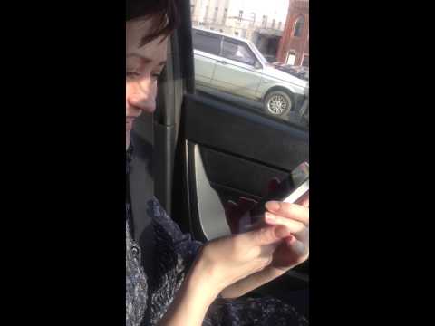 Радуется покупке iPhone