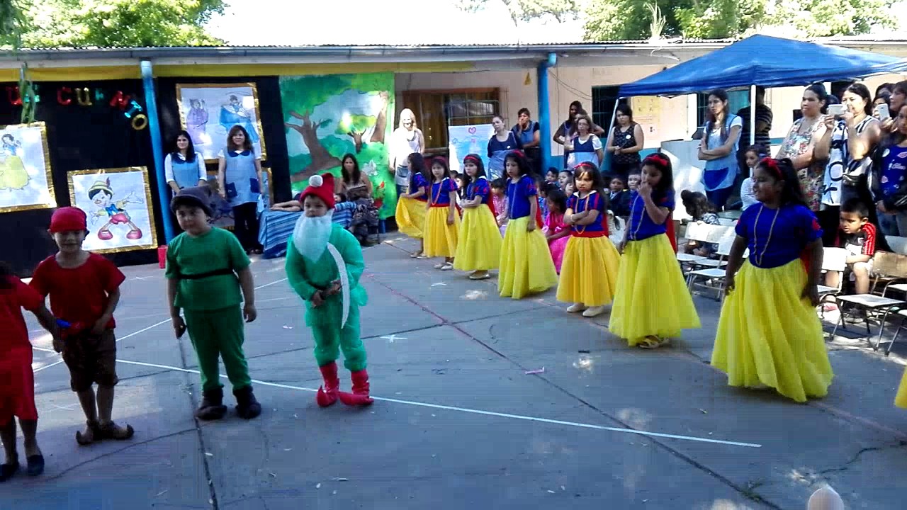 Baile del cuento  blanca Nieves. En el jardín