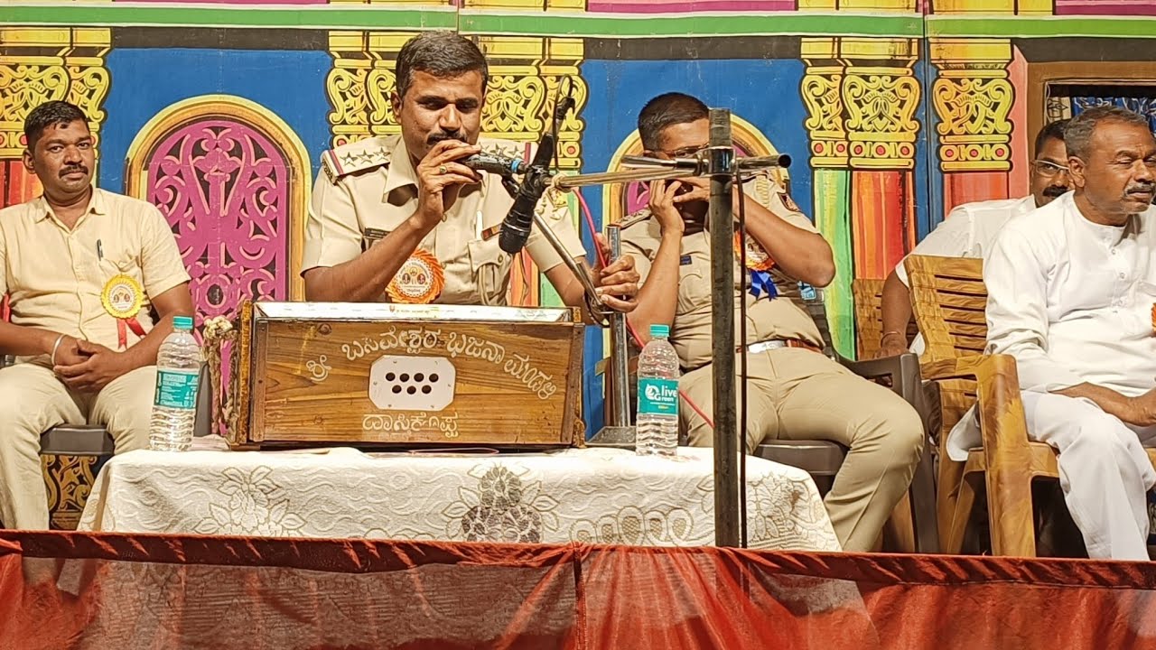 ವೃತ್ತಿಯಲ್ಲಿ ಪೊಲೀಸ್ ಇದ್ದರು ಸಂಗೀತ ಕಲೆ ಇನ್ನೂ ಮರಿತಿಲ್ಲ.ಹಳ್ಳಿಯ ಸೊಗಡು ಹಾಡು ನಮ್ಮ ಪೊಲೀಸ್ ಸರ್ ಧ್ವನಿಯಲ್ಲಿ🫶🏻🥳🎹🎤
