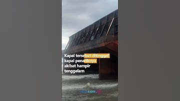 SEBUAH KAPAL TONGKANG TABRAK RUMAH WARGA AKIBAT TERSERET ARUS