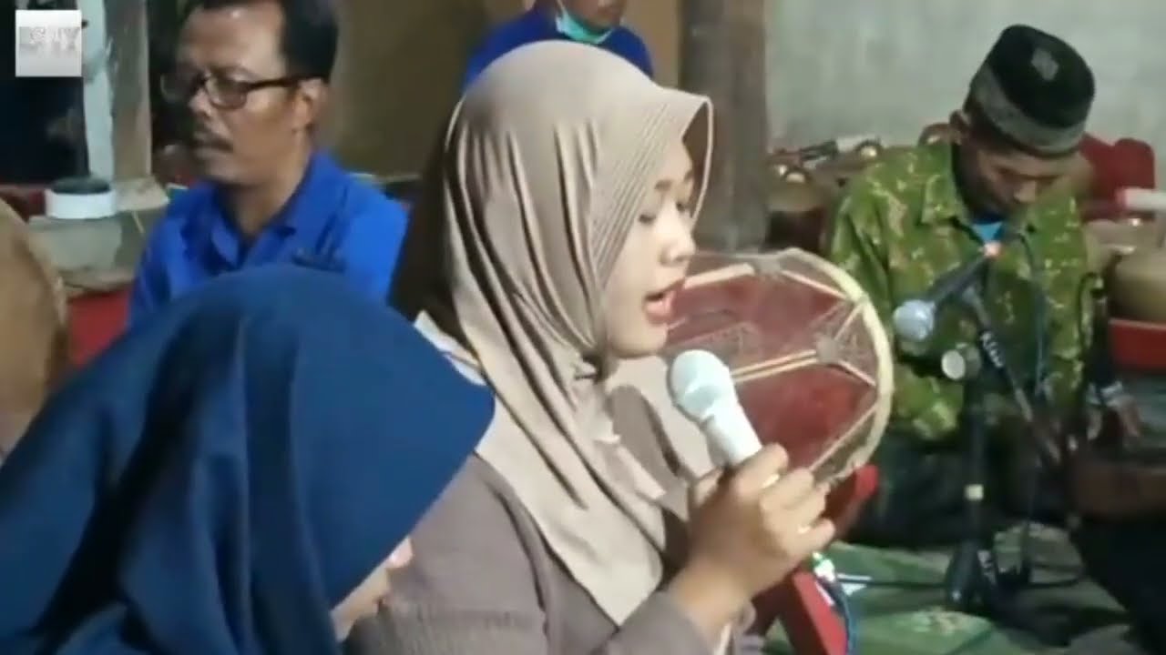 Uyda paypoq kiygan yalangoch ayollar