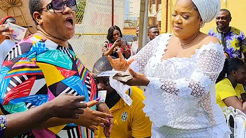 Too Much Money! See How Toyin Abraham Shower Money On Nkechi Blessing  At Her Mother Burial