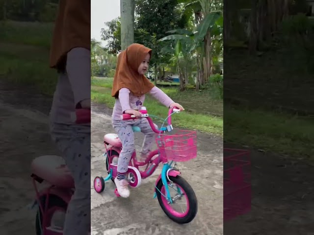 AISHWA TAKUT PAKAI SEPEDA KALAH SAMA AYESHA QEISYA class=