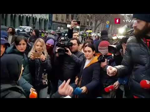 პარლამენტთან აქციის დაწაყებამდე შელაპარაკება მოხდა [ვიდეო]