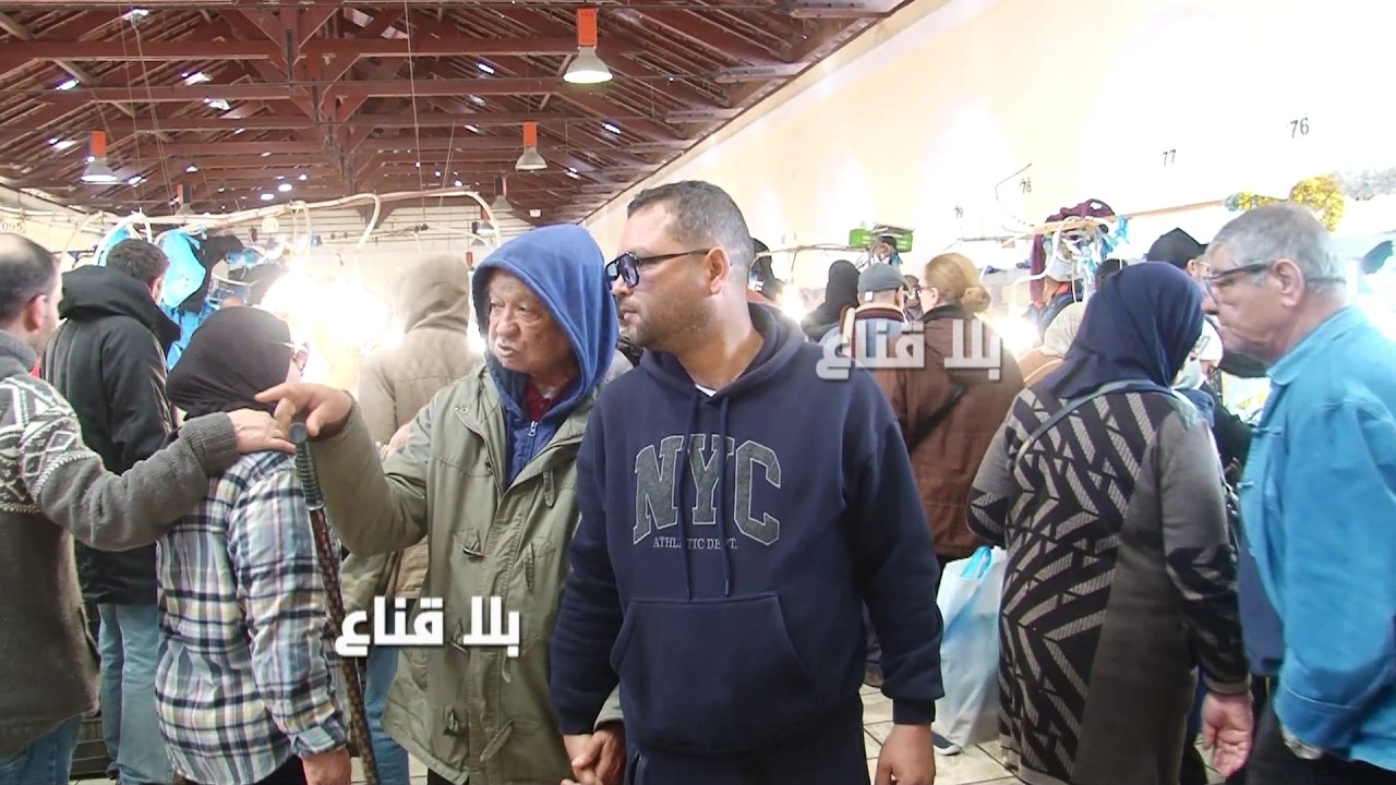 داخل للسوق باش يشم ريحة الحوت ويروح شبعان؟! من المضحكات المبكيات..سوق معبي والناس تتفرج تقول مهرجان؟