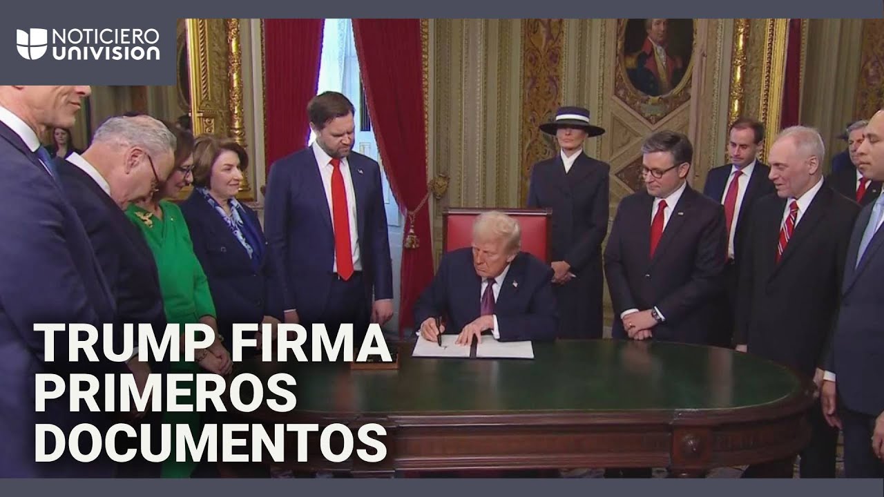 El momento en que Trump firma los primeros documentos tras su posesión presidencial