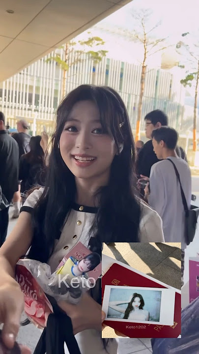Ahyeon gave her photocard to fans omg she’s so kind 🥺 ctto : keto1202 #babymonster #ahyeon