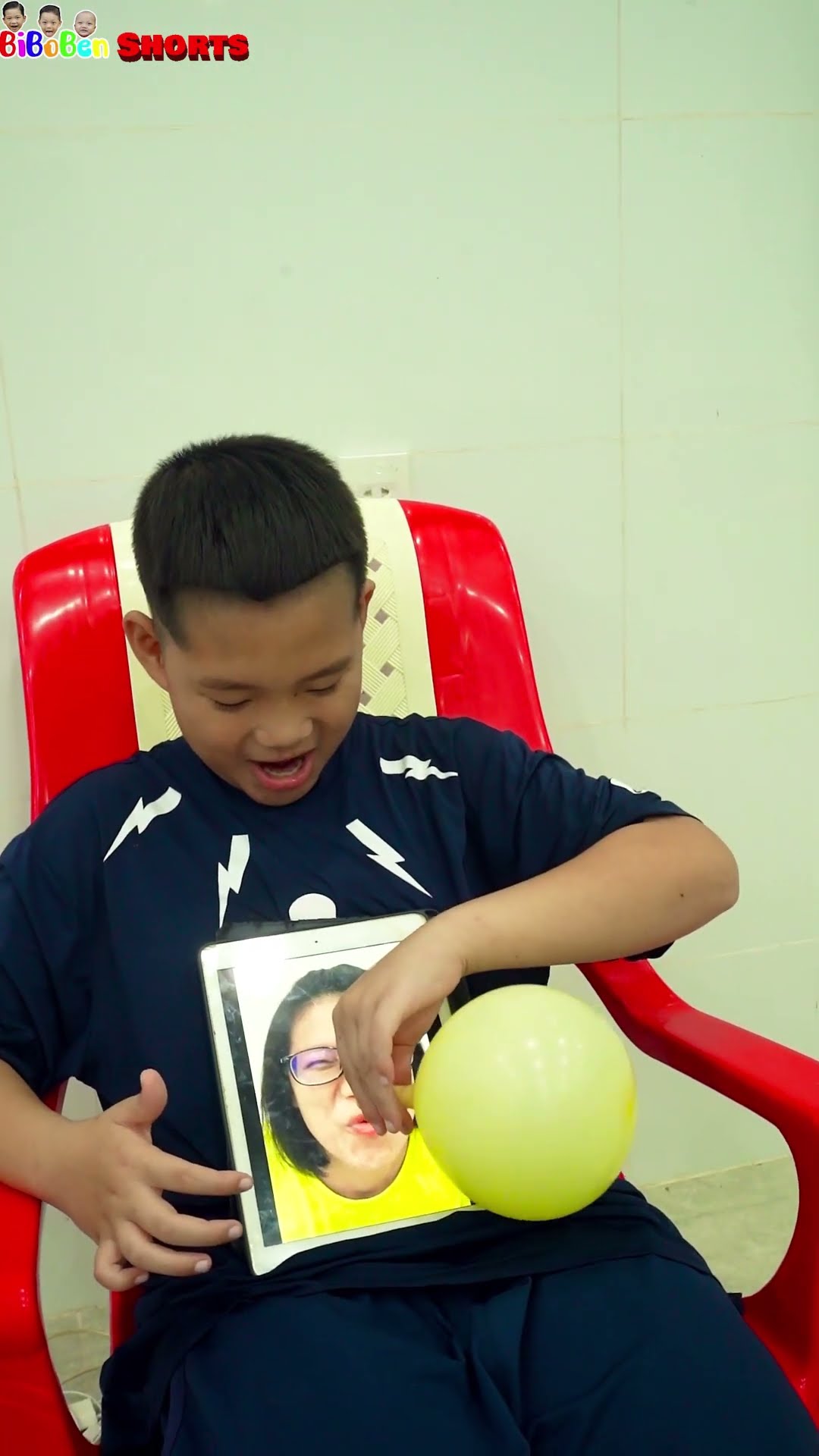 Funny video | Mom helps son blow the balloon #shorts #funny