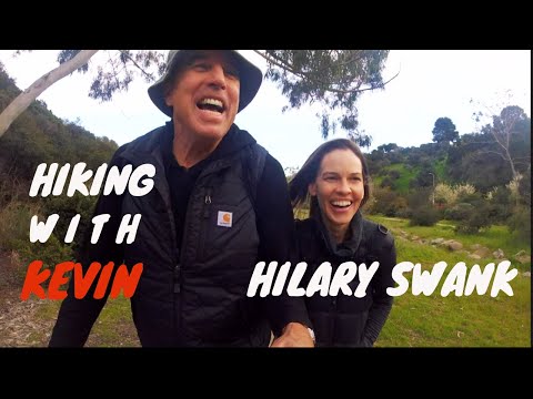 Video: Hilary Swank tsoo tawm kev koom tes
