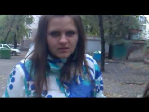 Мастурбирует пизду в машине