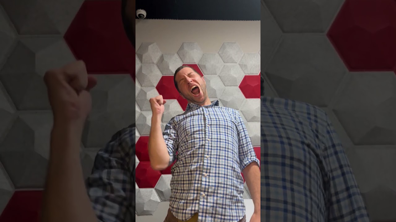 ЭТОТ ПАРЕНЬ ДЕЙСТВИТЕЛЬНО ТОЛЬКО ЧТО...😳... ЧЕЛЛЕНДЖ АВТОАКАДЕМИИ ПО ГУДКУ ГРУЗОВИКА 😆