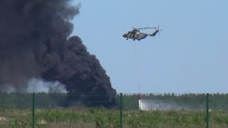 Вертолёт Ми-26 набирает воду в бадью и тушит пожар / Fire helicopter Mi-26
