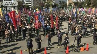 連合中央集会に1万5千人　賃上げ、格差是正で気勢（11/03/05）