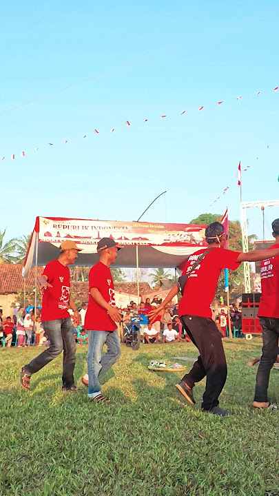 bapak bapak kompak joget jaranan seni budaya indonesia