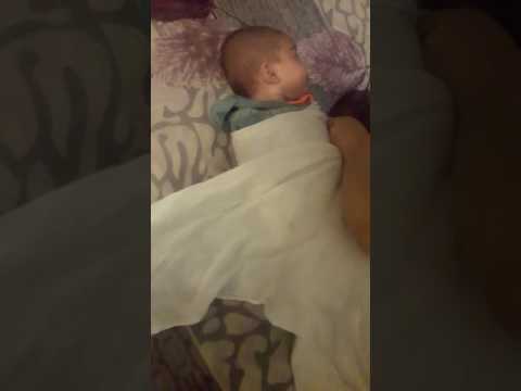 فيديو: كيفية نقل الطفل من قماط: 15 خطوة (بالصور)