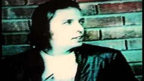 Quem é o autor da música muito estranho?