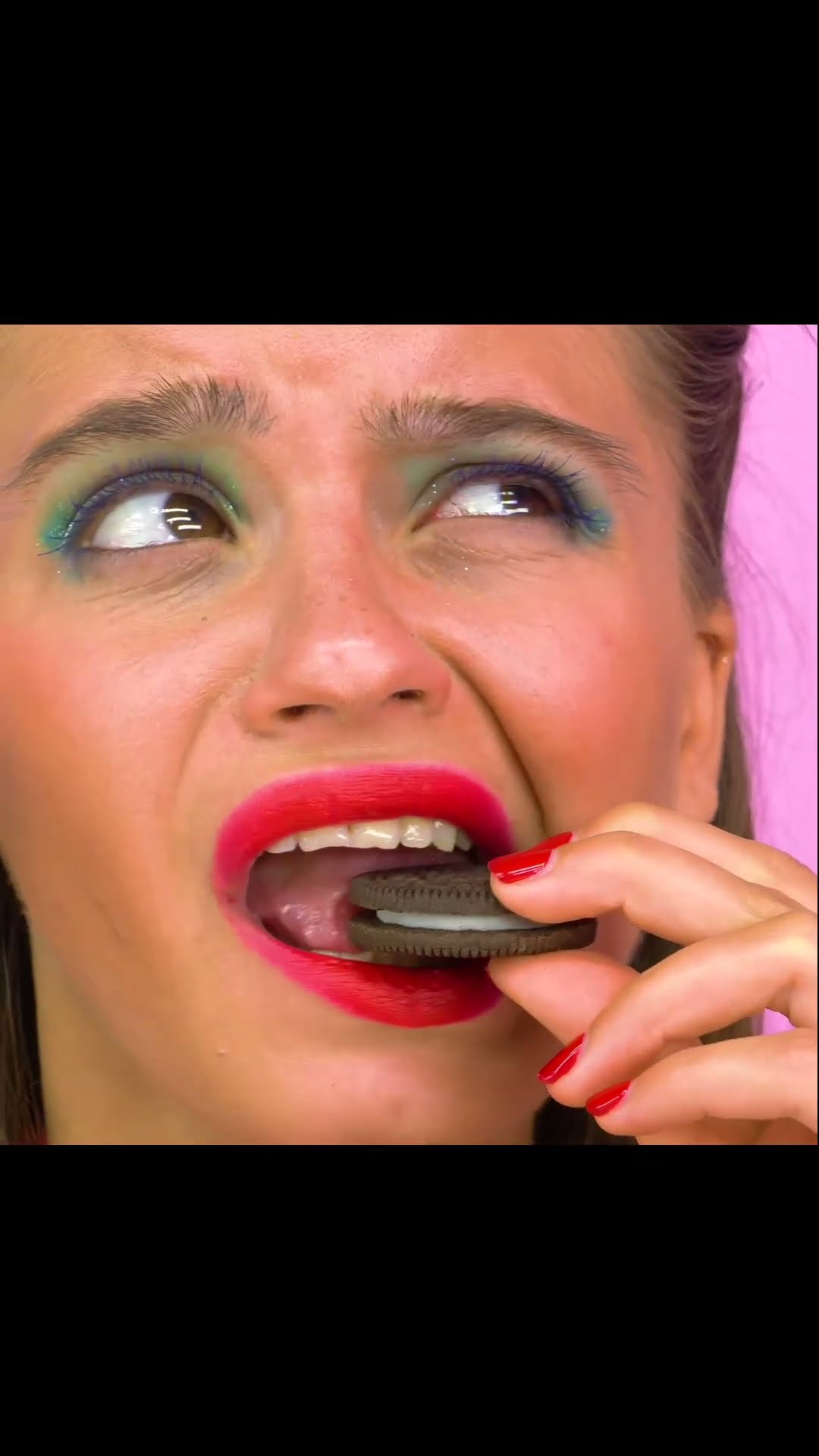 Sie fügte würzige Tabasco-Sauce zu den Oreos hinzu! - YouTube