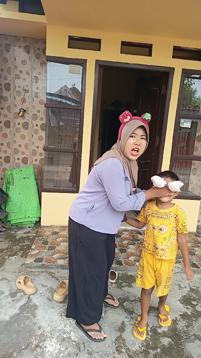 There's an ice cream seller, don't look at him, little brother #short