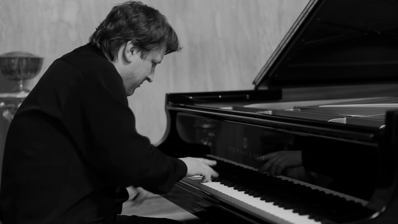 RimskyKorsakov/Rachmaninov "The Flight of the Bumblebee" played by Evgeny Samoyloff YouTube