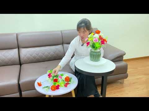 Видео: Uspořádejte květinovou misku na stůl s 12 jahodovými růžemi