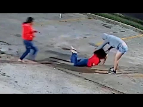 Video shows 3 women beating and punching woman for her purse