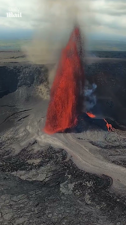 Dramatic volcano eruption captured in Hawaii