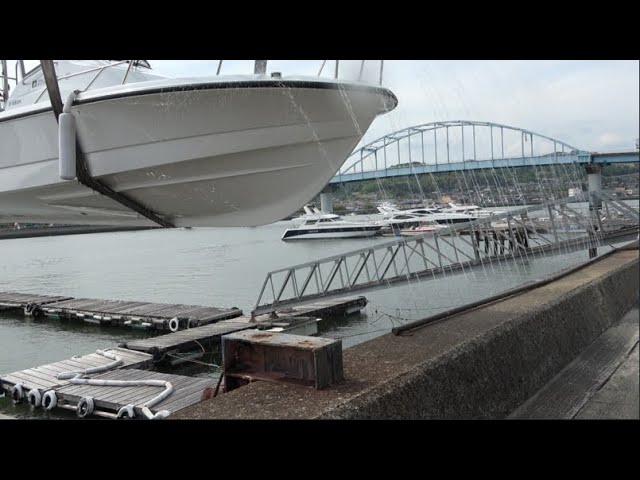 船舶陸揚げ船底水洗い自動洗車機（画期的） - YouTube