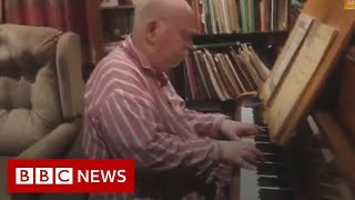 Composer with dementia hears piece for first time - BBC News