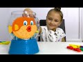 Игра Пугливая Рыбка - Ярослава выигрывает у мамы | Видео для детей