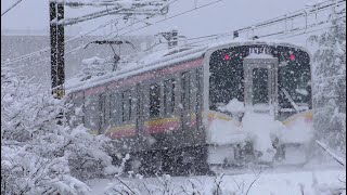 降りしきる雪の中を進むE129系B25編成【4K】信越本線下り1323M