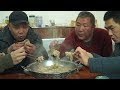 【食味阿远】阿远做“大骨炖酸菜”，大伯说吃着真利口，五斤多差点不够吃 | Shi Wei A Yuan