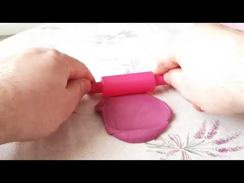 Videó: Hogyan készítsünk „Play-Do” gyurmát saját kezűleg. Csináld magad Play-Doh gyurma főzés nélkül: mesterkurzus