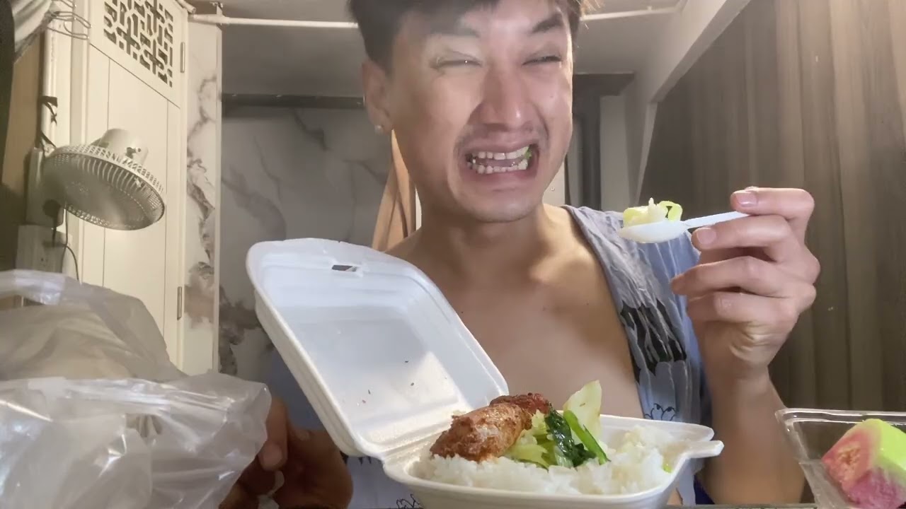 Huy ăn đồ ăn rẻ chỉ 20 ngàn cũng sợ sệt người ta chửi cha chửi mẹ để con ăn đồ rẻ ko sang