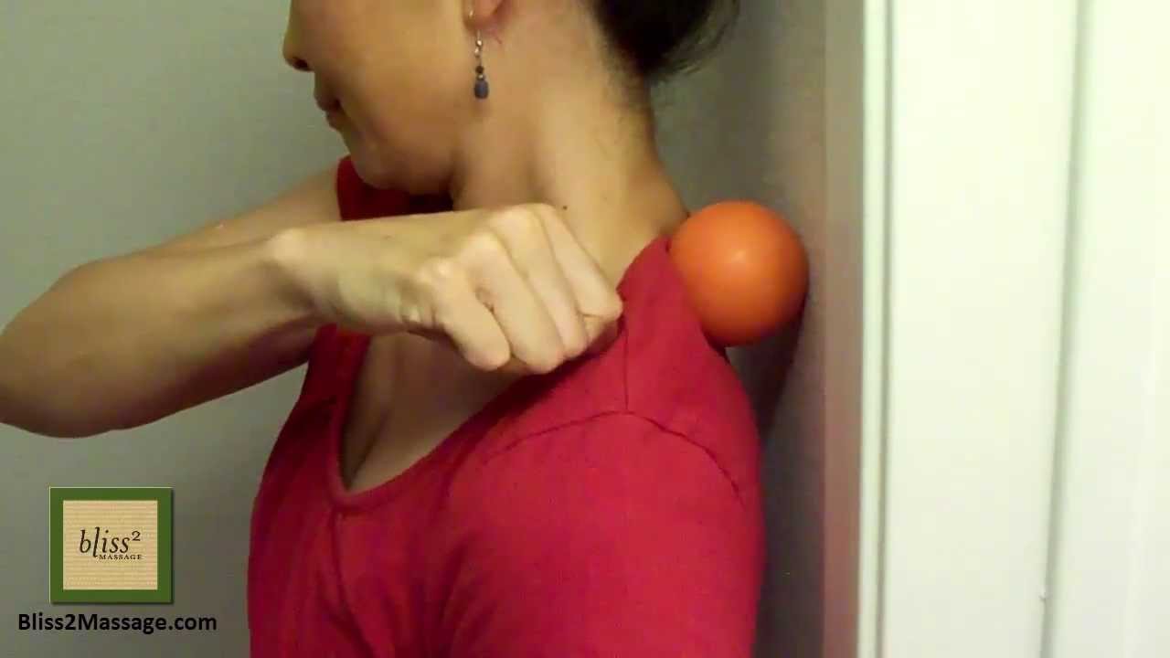 How to massage your trapezius and neck with a ball - Massage Monday #145 