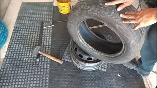 como desmontar o pneu de carro com rodas de ferro com espátulas.