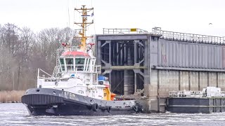 Lock gate heavy transport on the water!