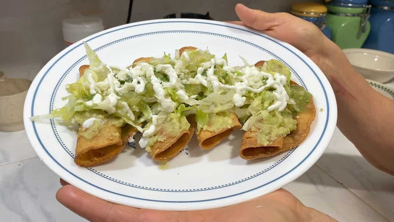 COMO HACER TACOS DORADOS DE POLLO Y SALSA VERDE Receta Facil YouTube