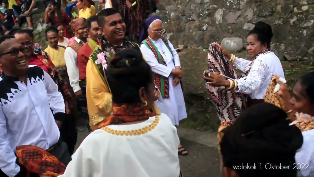 tarian penjemputan P.Benediktus Suhendra Yustisianto, SVD wolokoli 1 oktober 2022