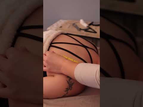 Her back is asymmetrical đ #asmrvideos #chiropractic #relax