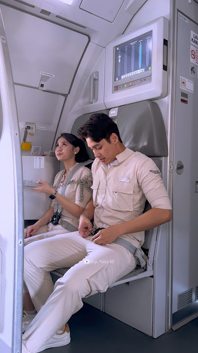Pramugara Ganteng dan Pramugari Cantik Super Air Jet Duduk dan Memakai Sabuk Pengaman Dalam Pesawat