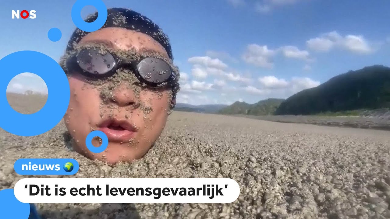 Vrouw zwemt door drijvende vulkaanstenen in Japan