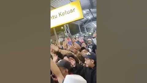 KLOTER PERTAMA The Jakmania Datang Ke Surabaya - Persebaya vs persija Jakarta