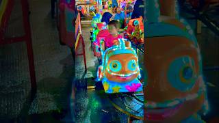 Naik odong-odong ikan nemo dan amber pakai pita pink